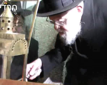 Rav Chalom Élyachiv allume sa 'Hanoukia