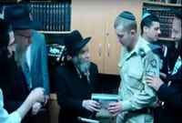 Le Rav Steinman distribue des Téfiline