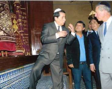 Le prince Charles visite la Synagogue Aben Danan à Fez