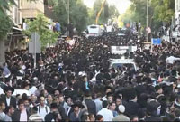 Rav ovadia - La foule sur le chemin de la Yéchiva