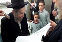 Le Rav Steinman commence sa prière