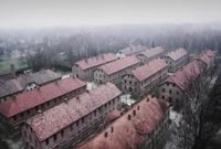 Un drone survole le camp de concentration d'Auschwitz-Birkenau