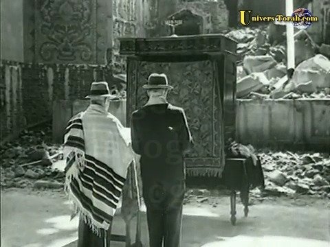 Allemagne 1945 : Office religieux dans une Synagogue en ruines