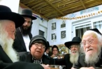 Rav Kanievsky, son épouse et le Rav Élyashiv