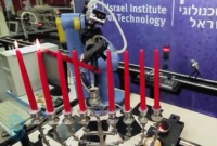 Un robot allume les lumières de 'Hanouka