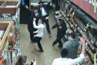 Danse 'Hassidique de folie dans un supermarché Kacher