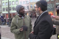 Un Rabbin offre des Kippas à Strasbourg