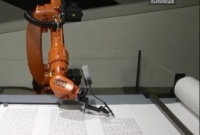 Un robot écrit un Séfèr Torah (Pas Kacher, bien sur !)