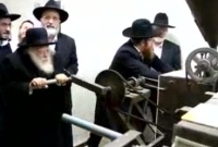 Exceptionnel : Rav Kanievski moud le blé avant Péssa'h