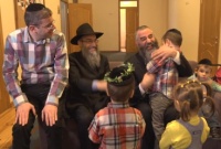 Abraham Fried chante dans un orphelinat en Ukraine