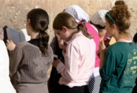Une jeune fille doit elle prier la tête couverte ?