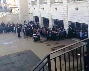 Les enfants d'un Talmud Torah prient pour le Rav Steinman