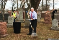 Le vice-président américain a nettoyé un cimetière juif profané