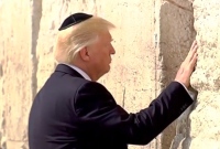 Donald Trump se recueille devant le Kotel