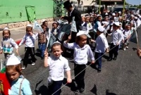 Les enfants défilent avec leur Séfer Torah