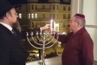 Un rescapé de la Shoa allume devant la maison d'Hitler