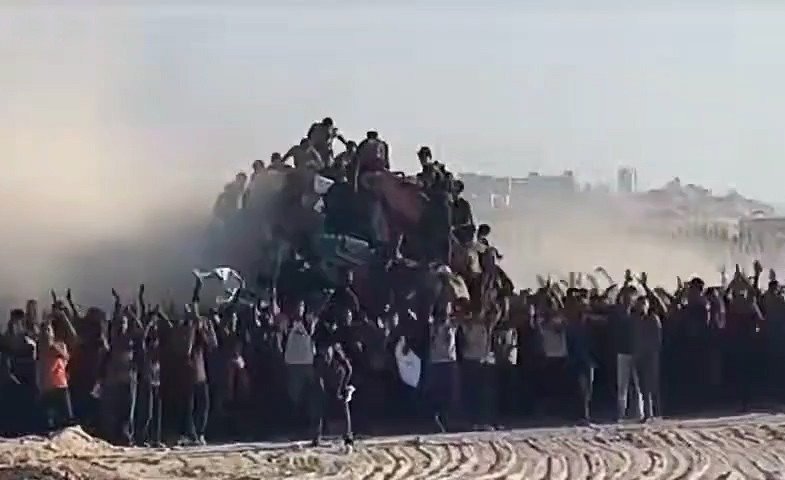 Les Gazaouis acclament les soldats de Tsahal et révèlent les mensonges du Hamas