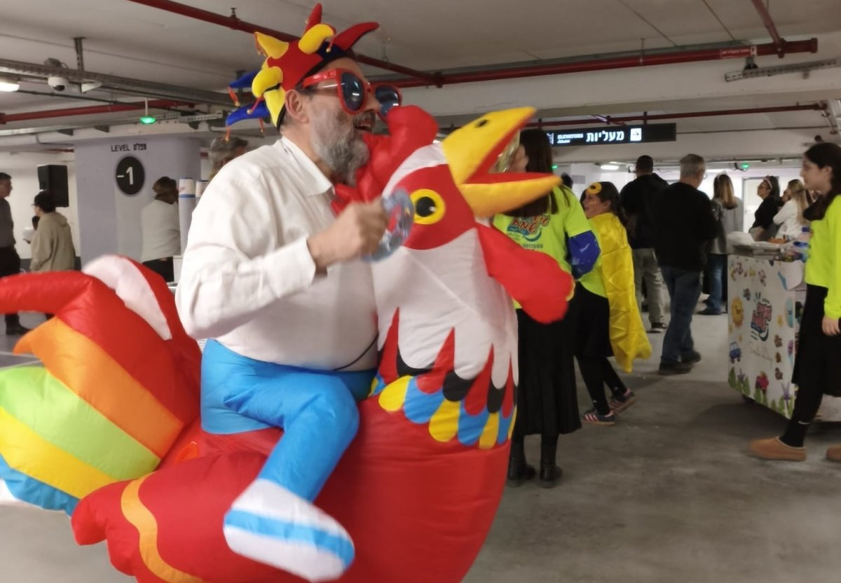 Les clowns de pourim venus réjouir les malades de  l'hôpital Chaarei Tsédek