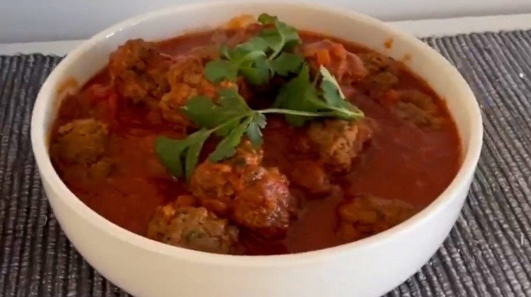 Péssa'h : Boulette de bœuf sauce tomate, haricots verts 