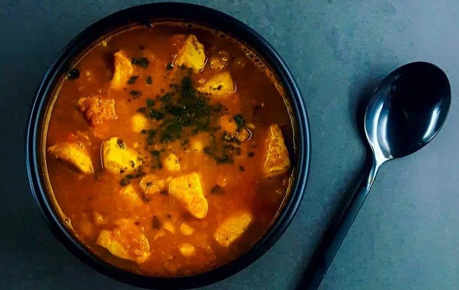 Soupe épicée aux pois chiches et au poulet