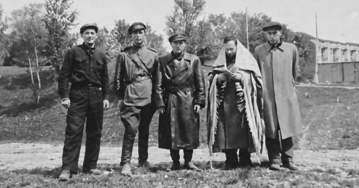 Le rav Ephraïm Oshry dirige un service commémoratif à Kaunas en 1945