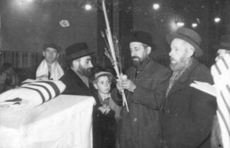 Des hommes et un enfant accomplissent la mitsva du loulav dans le ghetto de Lodz Des hommes et un enfant accomplissent la mitsva du loulav dans le ghetto de Lodz 