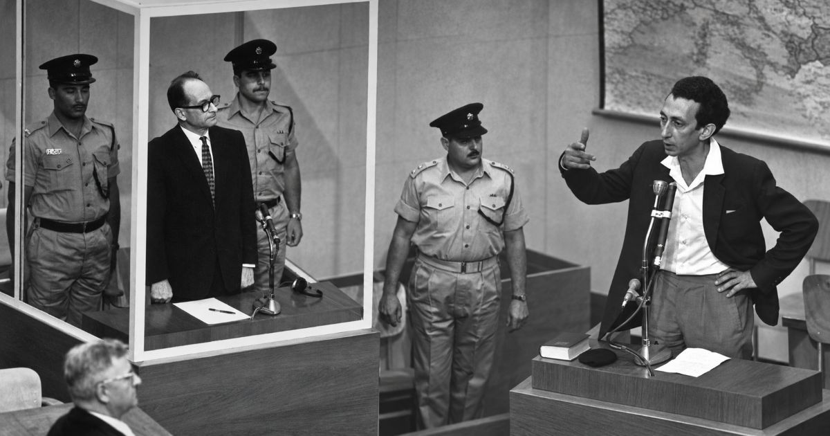 Montage photographique en noir et blanc montrant Adolf Eichmann dans son box vitré et Abba Kovner témoignant à son procès à Jérusalem, en 1961.