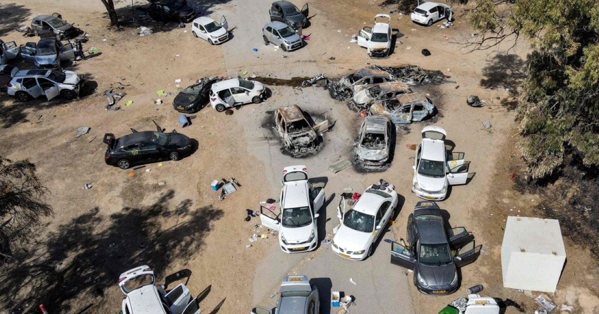 Véhicules calcinés sur le site du festival Nova après le massacre terroriste du 7 octobre 2023