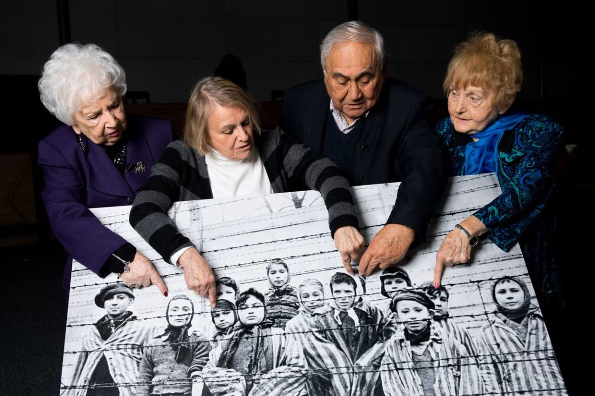 Miriam Ziegler 79 ans, Paula Lebovics, 81 ans, Gabor Hirsch, 85 ans, et Eva Kor, 80 ans, posent avec la photo originale les montrant enfants à Auschwitz.