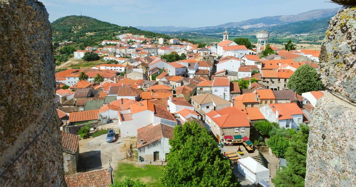 Vue panoramique depuis le château sur les toits de tuiles rouges et les ruelles du village historique de Belmonte au Portugal.