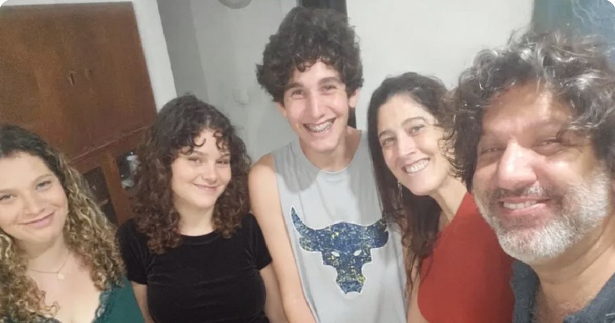 Deborah et Shlomi Matias avec leurs trois enfants, souriants