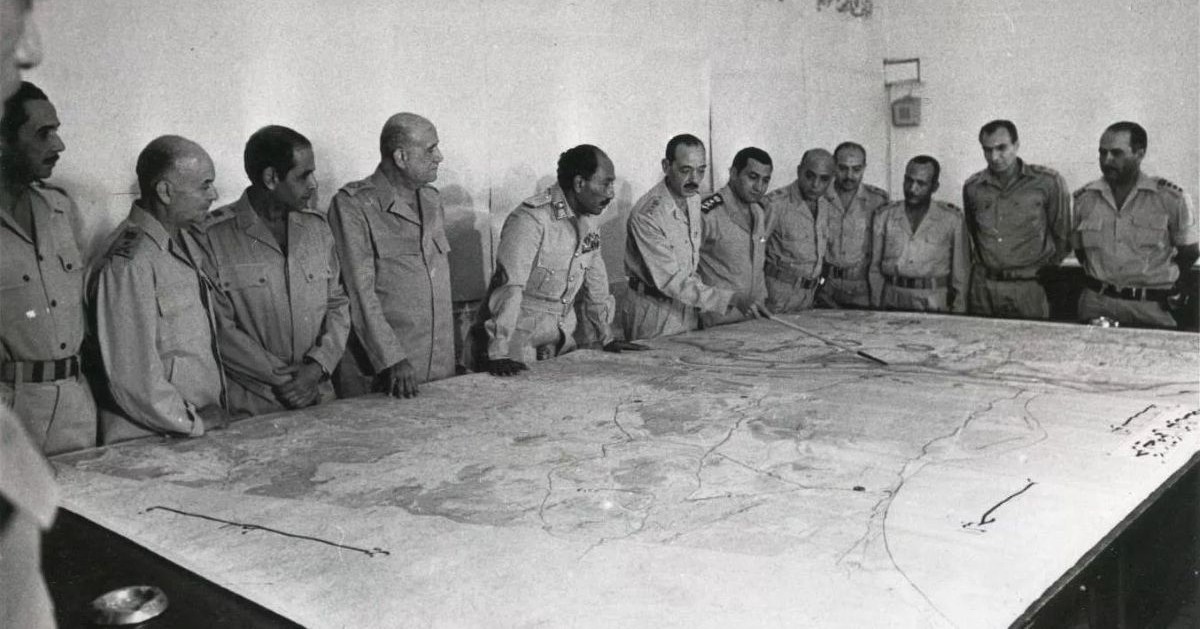 Réunion de l'état major égyptien avec le président Sadate au centre en 1973.
