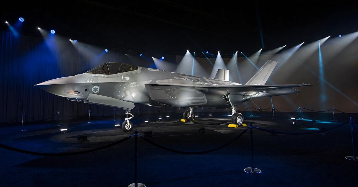 Avion de combat F 35I Adir de l’armée de l’air israélienne présenté sous des projecteurs.
