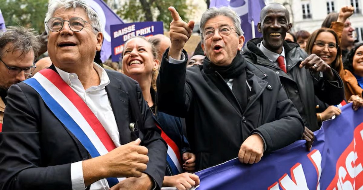 Jean-Luc Mélenchon dans le cortège de La France insoumise, à la manifestation parisienne du 17 octobre.