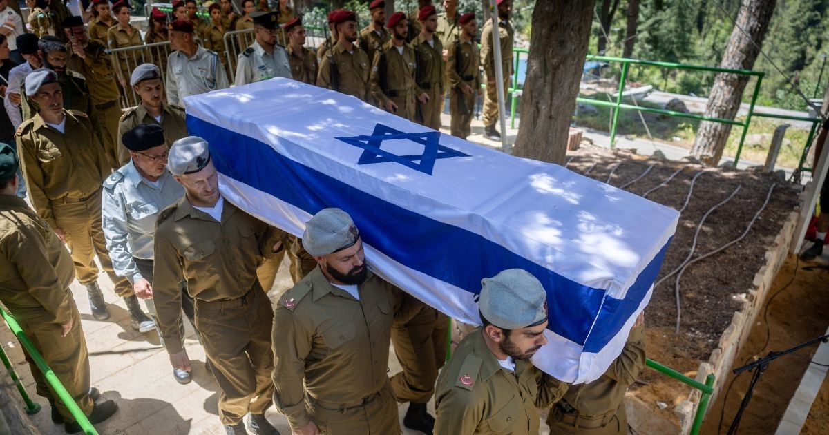 Soldats israéliens portant le cercueil d’un militaire lors de funérailles au mont Herzl