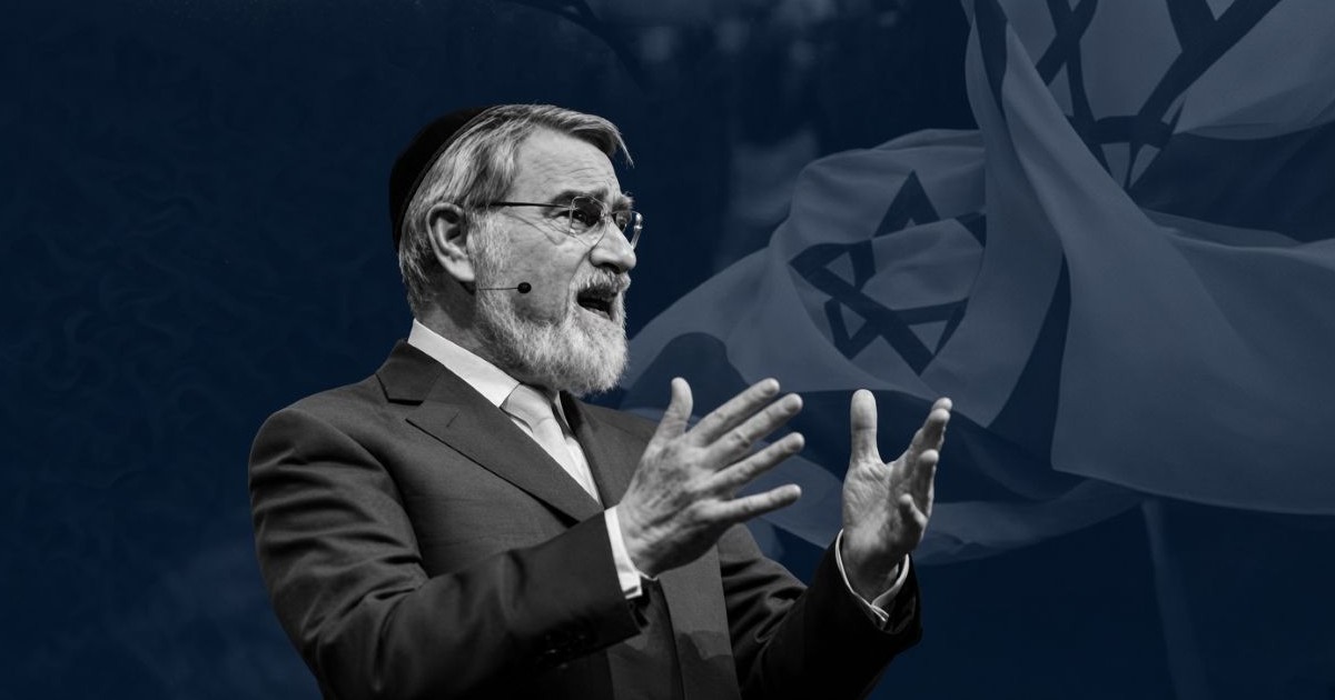 Rav Jonathan Sacks devant des drapeaux israéliens.