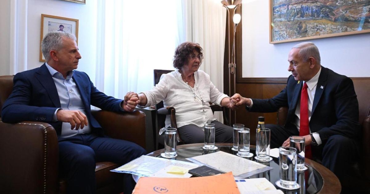 Nadia Cohen, veuve de l’espion israélien Eli Cohen, assise entre le directeur du Mossad Dadi Barnea, à gauche, et le Premier ministre Binyamin Netanyahou, à droite, lors d’une rencontre officielle en mai 2025.