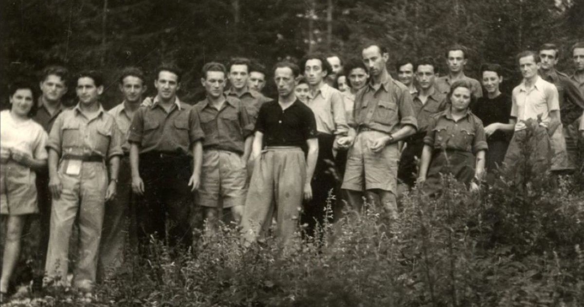 photographie historique montrant un groupe de partisans juifs de l'organisation FPO opérant dans la forêt prés de Vilna.