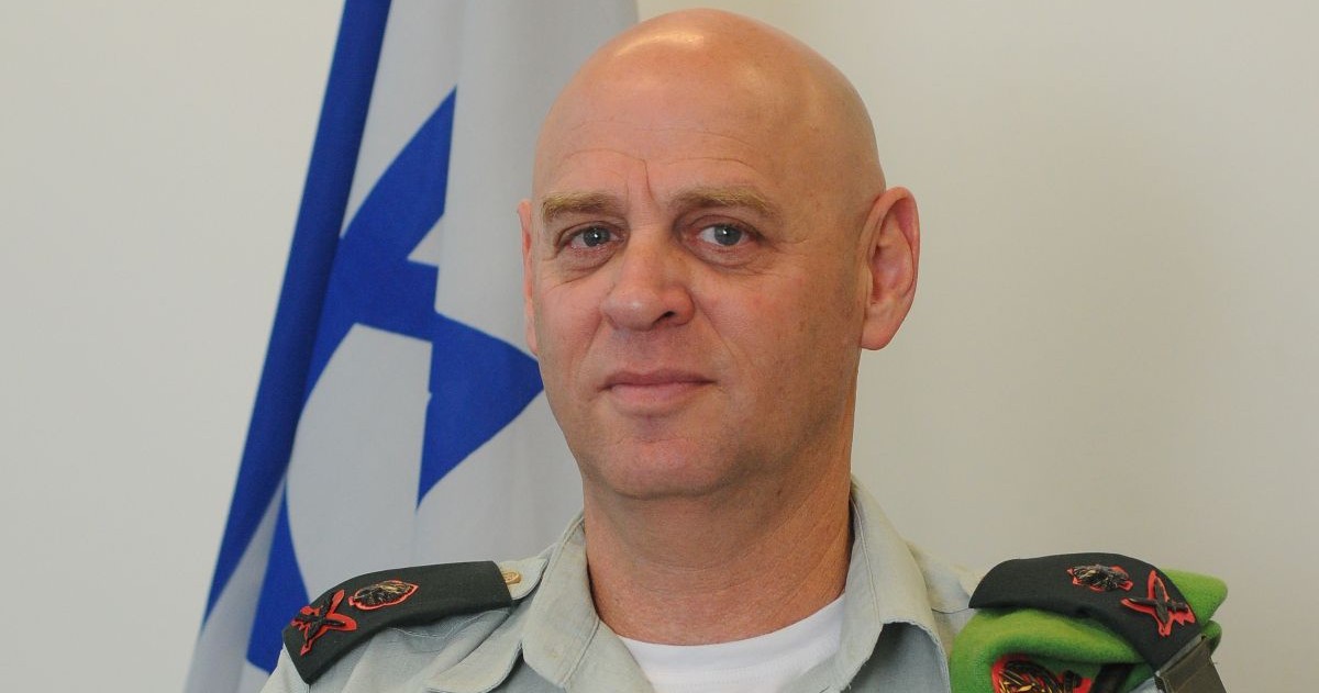 Noam Tibon en uniforme, derrière un drapeau israélien, le 18 mars 2013.