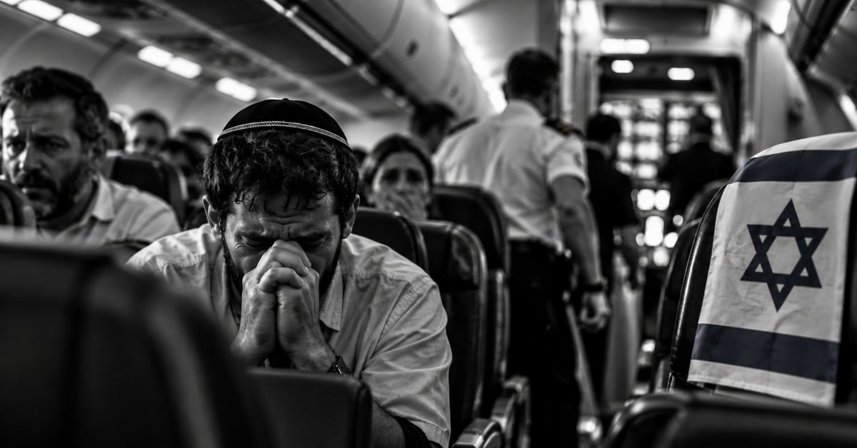Passager juif en prière dans un avion au milieu de voyageurs inquiets, avec le drapeau israélien visible dans la cabine.