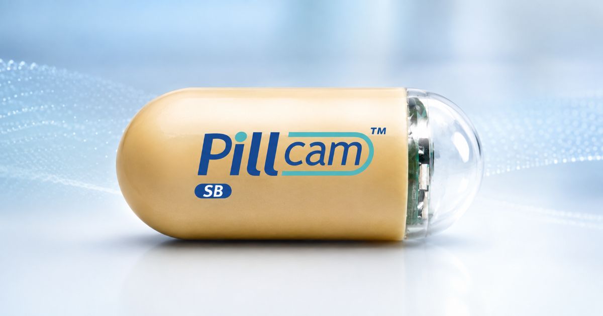 Photographie rapprochée d’une capsule endoscopique PillCam SB conçue pour transmettre des images de l’appareil digestif