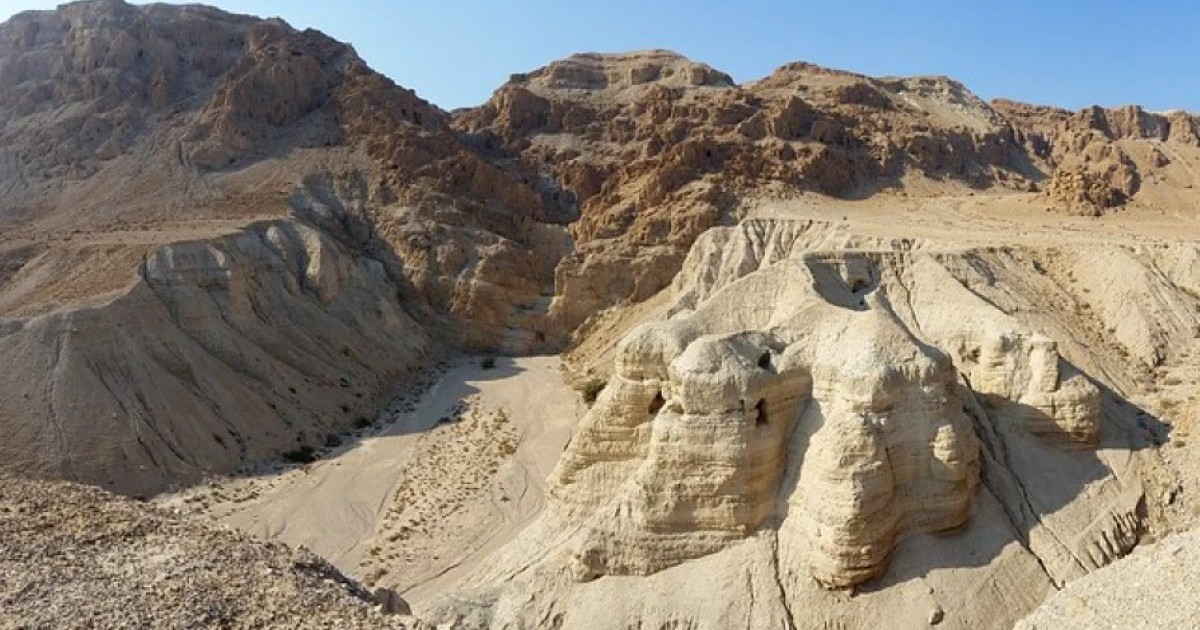 Paysage des grottes de Qumran dans le desert du Neguev