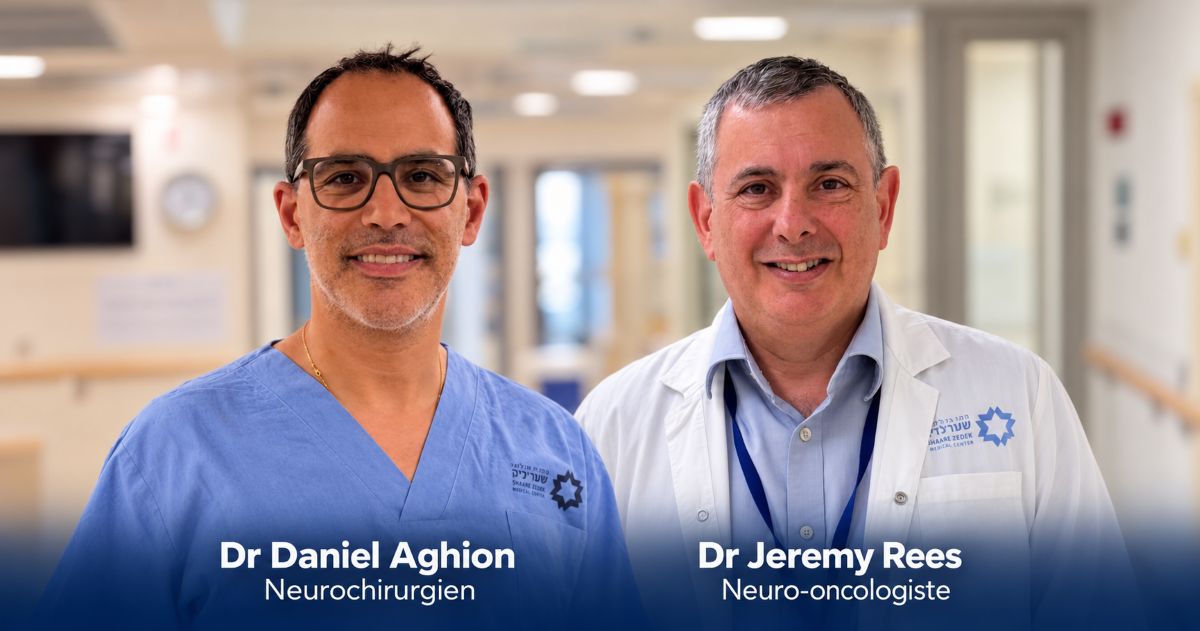 Le Dr Daniel Aghion, en tenue bleue à gauche, et le Dr Jeremy Rees, en blouse blanche à droite, médecins à Shaare Zedek, Jérusalem.