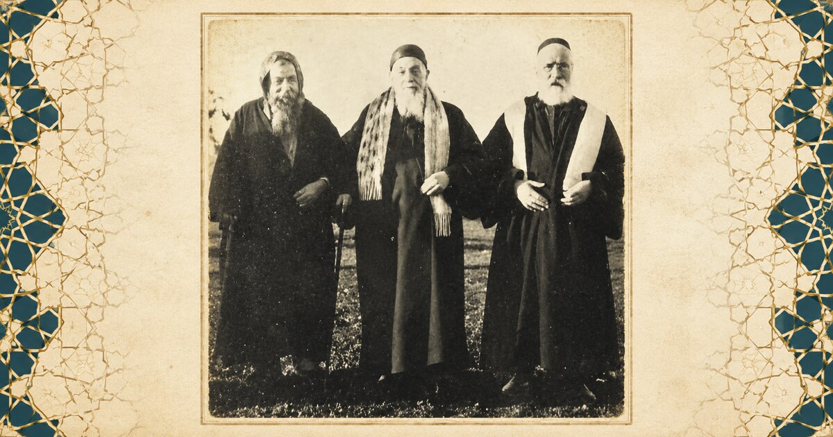 Trois dayanim de Fès dans une composition inspirée de leur photographie ancienne