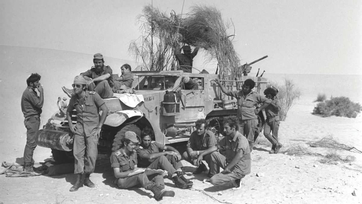 Des soldats improvisent une Soucca au-dessus de leur transport de troupe dans le Sinaï pendant la guerre de Kippour