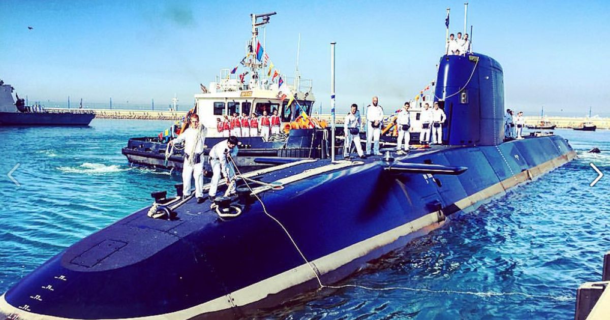 Sous-marin israélien de classe Dolphin accosté au port de Haïfa avec son équipage sur le pont