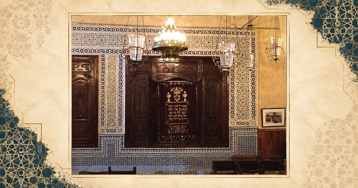 Arche sainte et décor de la synagogue Aben Danan à Fès dans une composition illustrée