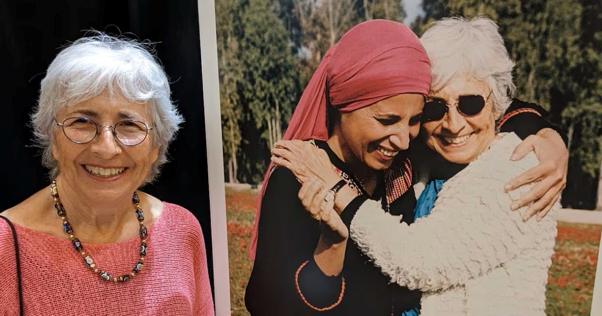 Vivian Silver pose à côté d'une photo d'elle et de son amie Amal Elsana Alh'jooj
