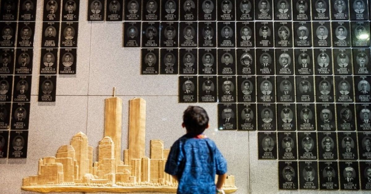 Un jeune garçon observe le Brooklyn Wall of Remembrance lors de la cérémonie annuelle aux chandelles organisée à Coney Island, à la veille du 25e anniversaire des attentats du 11 septembre 2001.