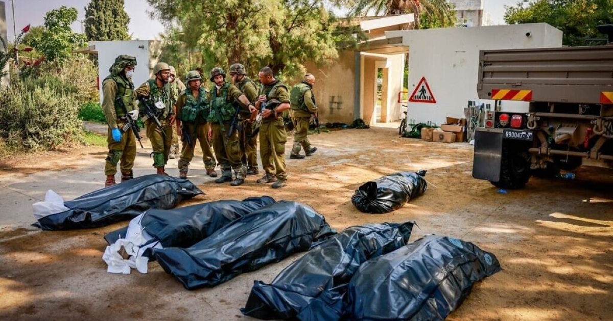 Des soldats de Tsahal interviennent pour évacuer les corps de civils israéliens dans le kibboutz Kfar Aza, au lendemain des attaques du 7 octobre.